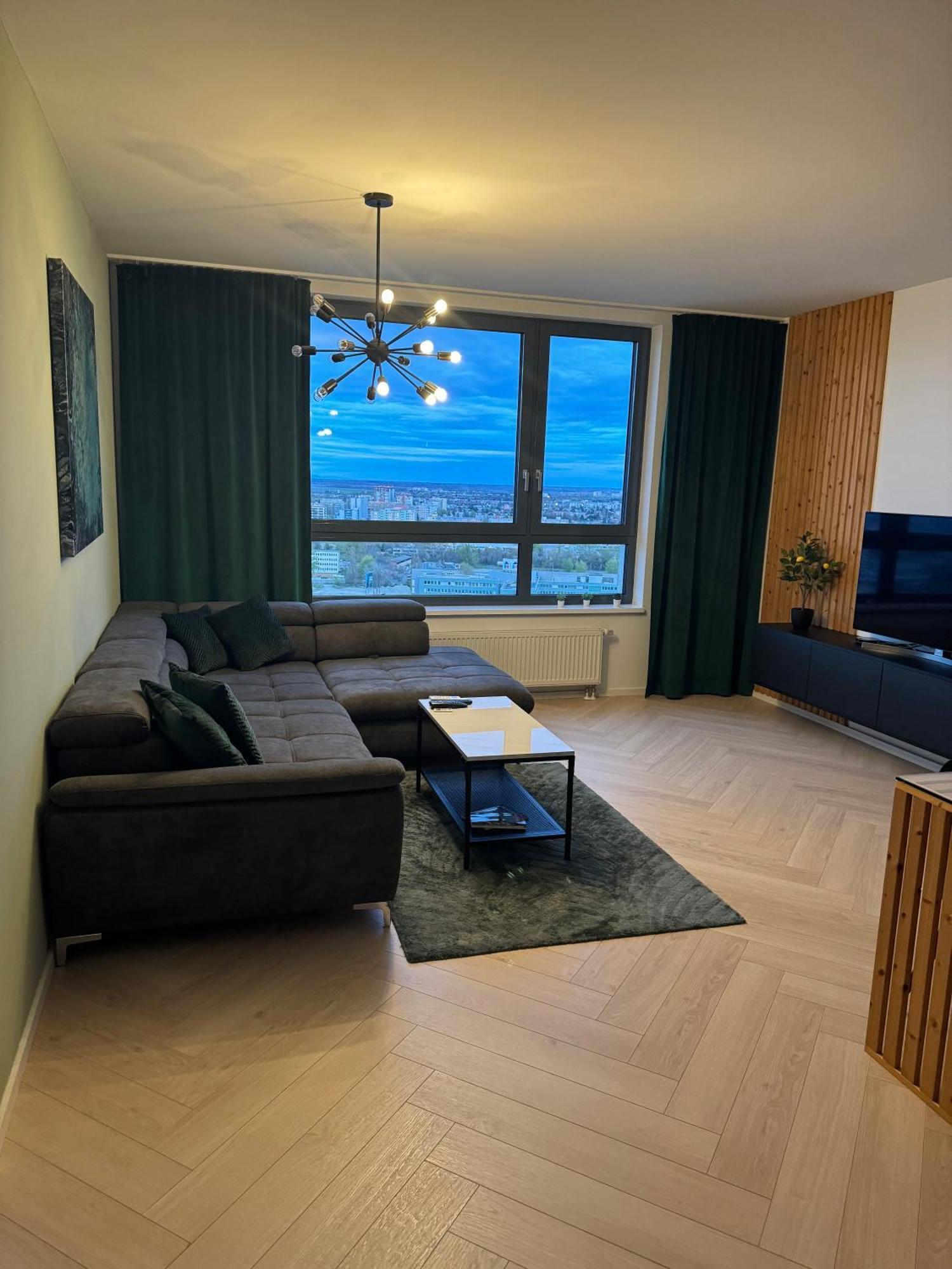 Luxusny Na 21 Poschodi S Parkovanim Zadarmo Ba Apartament